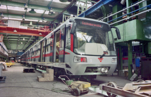 ČKD Lokomotivka, dokončovací práce na 2. soupravě č. 4104-4103 – 8. 7. 1998. Zdroj: archiv DPP