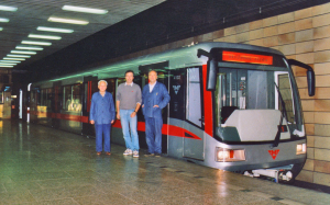 Noční zkoušky první soupravy M1. Zleva Jindřich Magnusek, Jaroslav Kristen a Vladimír Bílek (11. 1998). Zdroj: archiv DPP