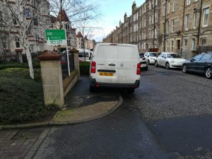 Parkování na chodníku v Edinburghu. Foto: Living Streets Edinburgh