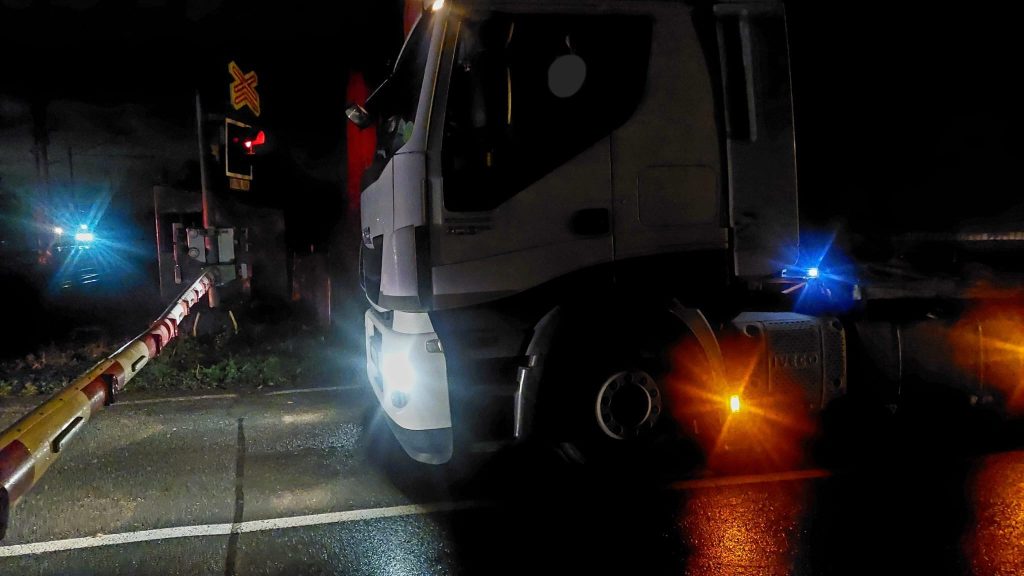 Kamion na přejezdu ve Studénce. Foto: Policie ČR