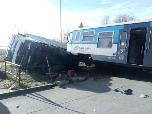Střet osobního vlaku s nákladním autem na přejezdu v Pelhřimově (9. 11. 2023). Pramen: Drážní inspekce
