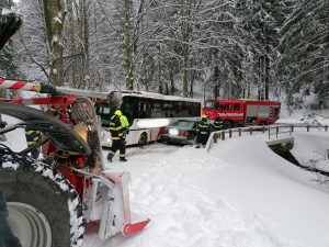 Nehoda autobusu a osobního auta na silnici na Šerlich. Foto: HZS Královéhradeckého kraje