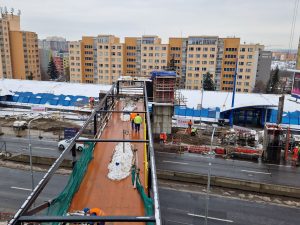 Stavba lávky přes Chlumeckou ulici na Rajské zahradě. Foto: Zdopravy.cz, Jan Nevyhoštěný