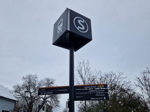 Navigační totem na nové železniční zastávce Praha - Rajská zahrada. Foto: Zdopravy.cz, Jan Nevyhoštěný