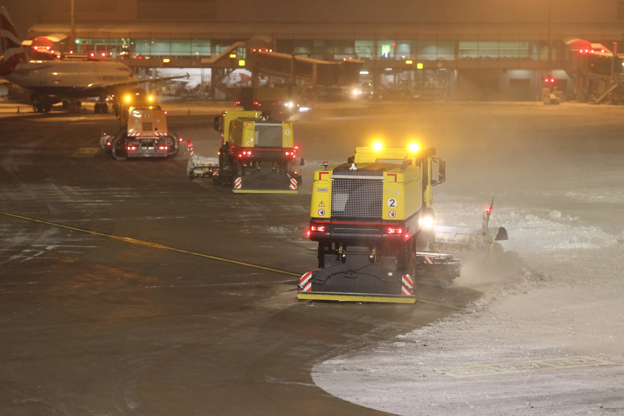 Odklízení sněhu na pražském letišti. Zdroj: Prague Airport - Letiště Praha