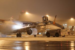 Odmrazování letadla Smartwings na pražském letišti. Zdroj: Prague Airport - Letiště Praha