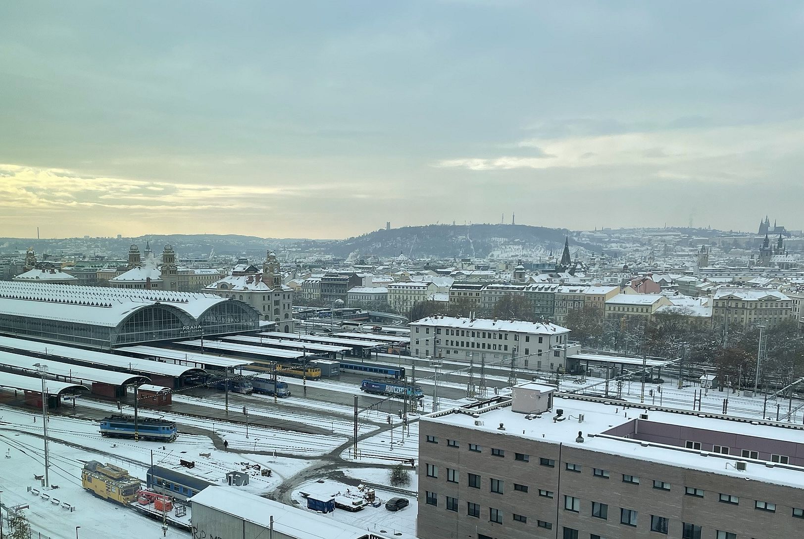 Praha hlavní nádraží, vpravo dole budova určená k demolici. Autor: Zdopravy.cz/Jan Šindelář