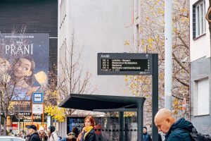 Digitální odjezdový panel na autobusové zastávce v Praze. Foto: ROPID