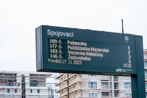 Digitální odjezdový panel na autobusové zastávce v Praze. Foto: ROPID