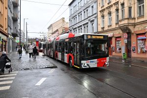 Trolejbus Škoda Solaris 24m v provozu v Praze. Foto: DPP