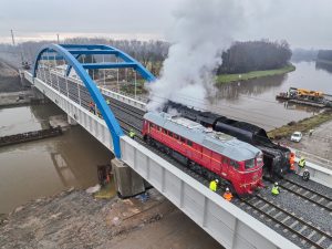Zatěžovací zkouška na novém železničním mostě přes Labe v Pardubicích. Foto: Skanska