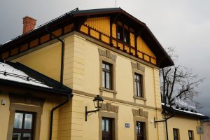 Nádražní budova Rožnov pod Radhoštěm po modernizaci. Pramen: Správa železnic