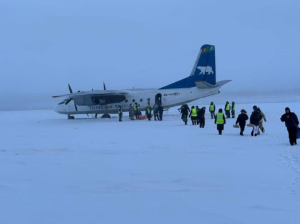 Dopravní letadlo An-24 minulo ranvej a přistálo na zamrzlé řece Kolymě. Foto: yakutsk_vecherniy