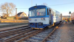 Vykolejený vlak (810) ve stanici Stupno (18. 12. 2023). Pramen: Drážní inspekce