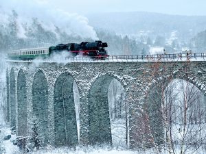 Parní lokomotiva BR 35 1097-1 na viaduktu v Novině. Foto: Jan Sůra / Zdopravy.cz