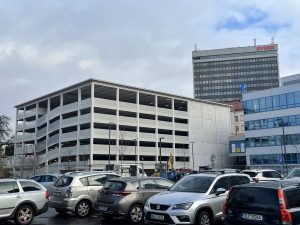 Budova nového parkovacího domu u krajského úřadu v Liberci. Foto: Jan Sůra / Zdopravy.cz