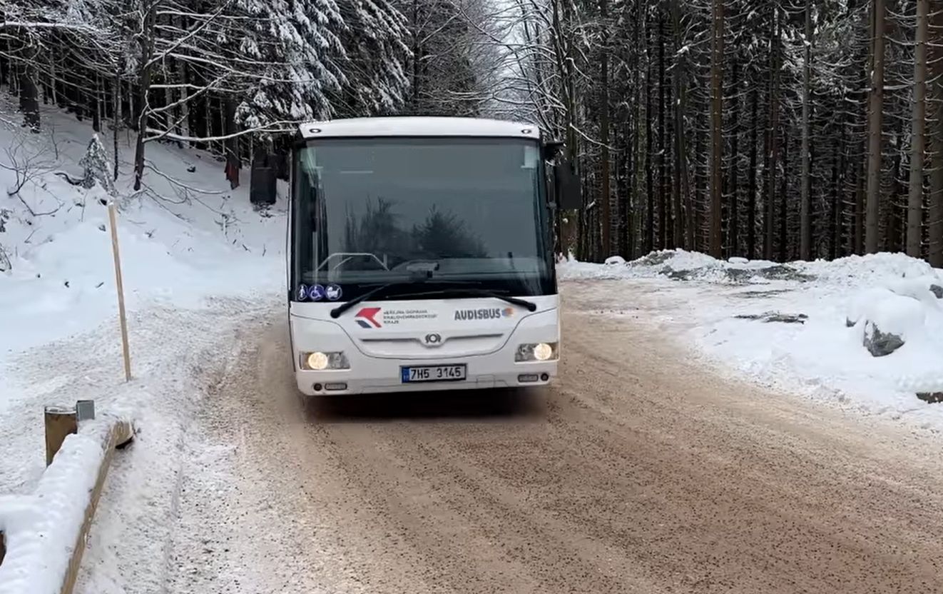 Testovací jízda autobusu na Šerlich. Foto: Královéhradecký kraj