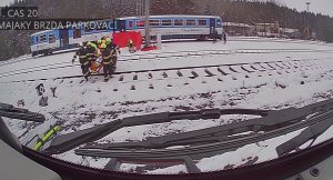 Zásah hasičů při vyprošťování osoby sražené vlakem v Hronově 10.12.2023. Foto: HZS Královéhradeckého kraje