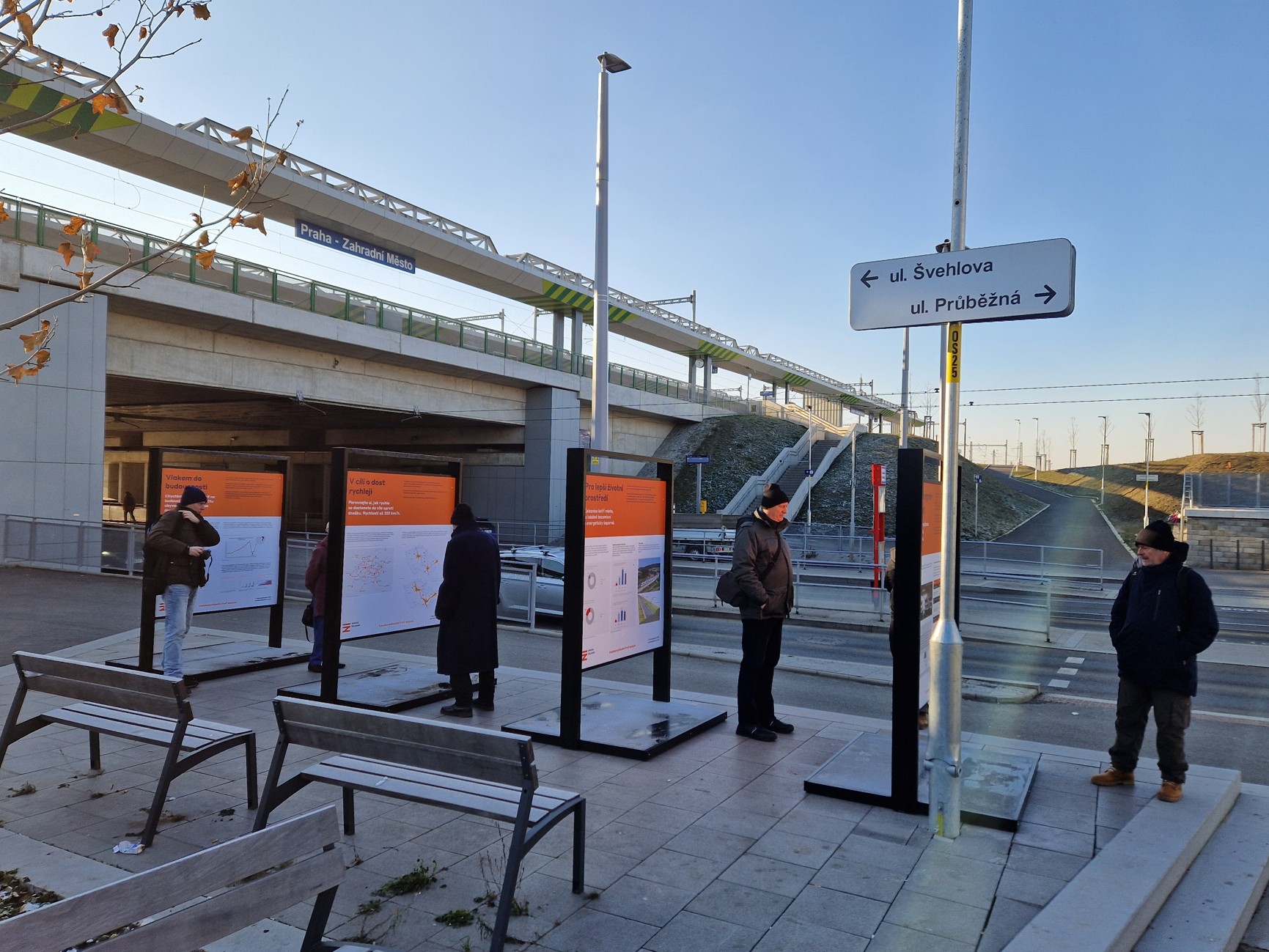 Výstavka o budoucnosti VRT tratí u stanice Praha - Zahradní Město. Foto: Zdopravy.cz, Jan Nevyhoštěný