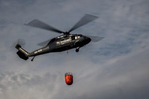 Pronajatý vrtulník Blackhawk zasahující u lesního požáru na Písecku. Zdroj: Hasičský záchranný sbor ČR
