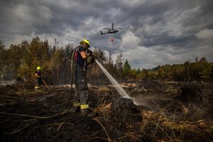 Pronajatý vrtulník Blackhawk zasahující u lesního požáru na Písecku.
Zdroj: Hasičský záchranný sbor ČR