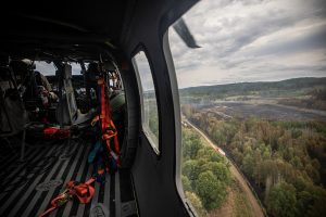 Pronajatý vrtulník Blackhawk zasahující u lesního požáru na Písecku.
Zdroj: Hasičský záchranný sbor ČR