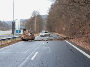 Kámen o velikosti osobního automobilu na silnici Hřensko - státní hranice.
Zdroj: NP České Švýcarsko