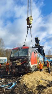 Nakolejování lokomotivy Siemens Vectron po nehodě u České Třebové. Foto: Dušan Vacek / IDS Cargo
