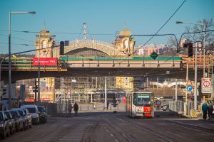 Do ulice Dukelských hrdinů se vrátily tramvaje. Foto: DPP
