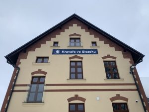 Nádražní budova v Kravařích ve Slezsku po rekonstrukci.
Zdroj: msstavby.cz