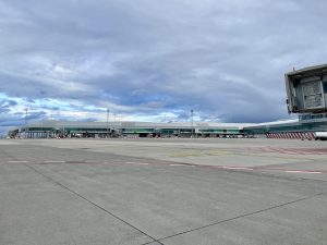 Probíhající rekonfigurace stání na části odbavovací plochy sever pražského letiště. Foto: Zdopravy.cz / Vojtěch Očadlý