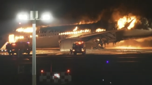 Požár letounu Airbus A350-900 společnosti Japan Airlines na letišti Tokio Haneda. Zdroj: News18