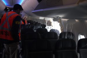 Záběry z vyšetřování incidentu Boeingu 737 MAX 9 Alaska Airlines.
Zdroj: NTSB