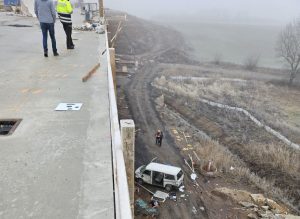 Dodávka se zřítila z mostu na stavbě D6. Pramen: Policie ČR