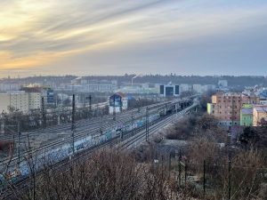 Pohled na koridorovou trať z Holešovic k Balabence z ulice Nad Kotlaskou. Foto: Jan Sůra / Zdopravy.cz