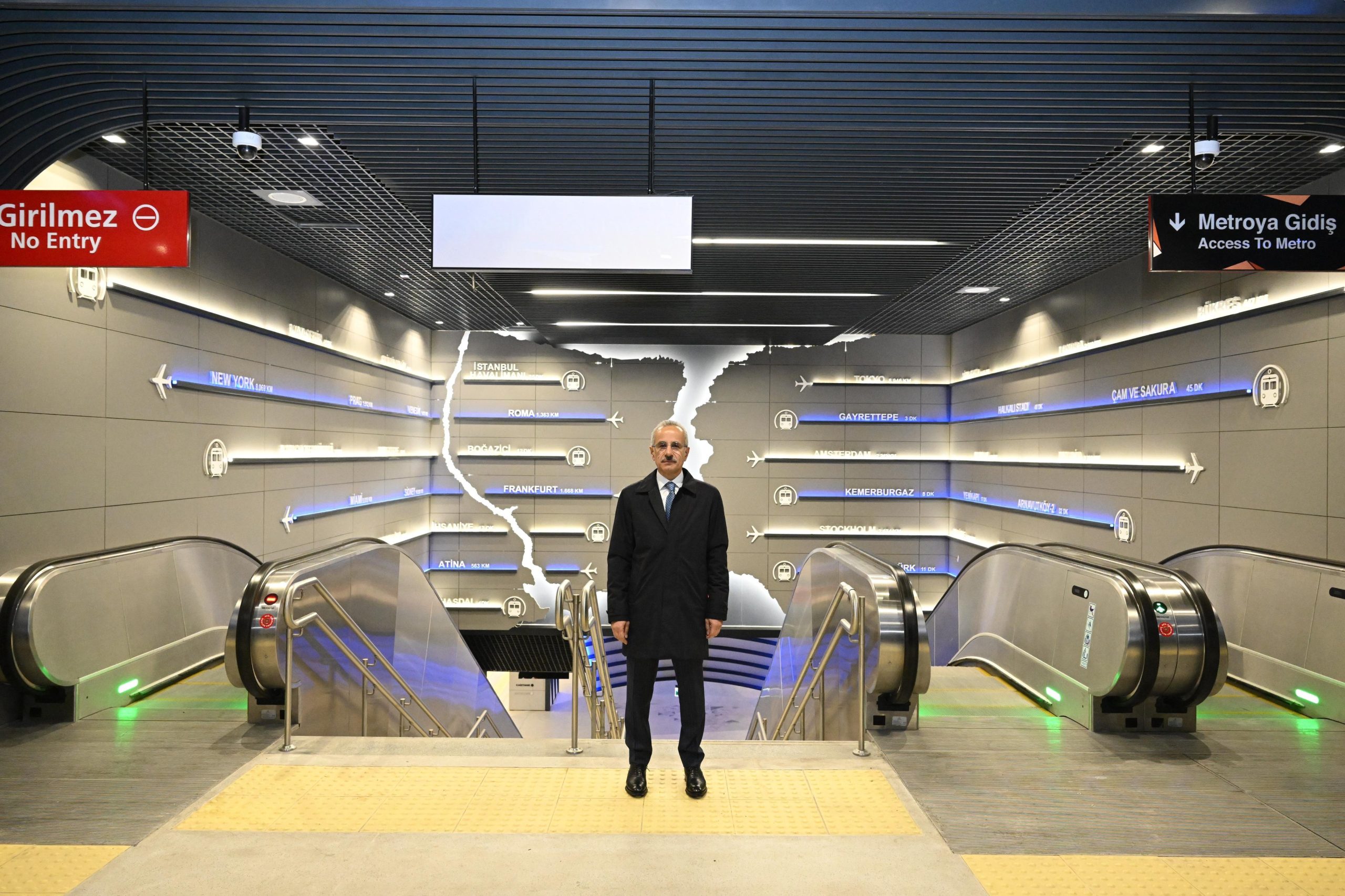 Turecký ministr dopravy v novém metru. Foto: Abdulkadir URALOĞLU / X.com