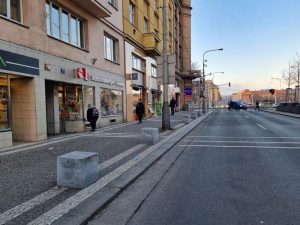 Žulové kostky znemožňující parkování aut na chodníku. Foto: MČ Praha 6