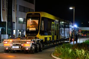 Přeprava první tramvaje Stadler TINA pro Basilej. Foto: BLT
