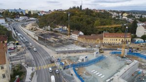 Nový most vznikl v prostoru Tomkova náměstí (foto z října 2023, kdy se budovaly nosníky). Foto: ŘSD