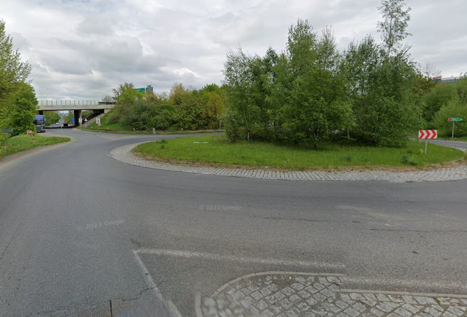 Okružní křižovatka Všechromy na silnici II/107. Foto: Google Street View