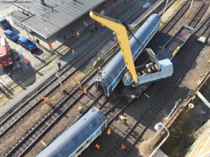 Odstraňování následků vykolejení vozů ve Zlíně. Foto: Správa železnic