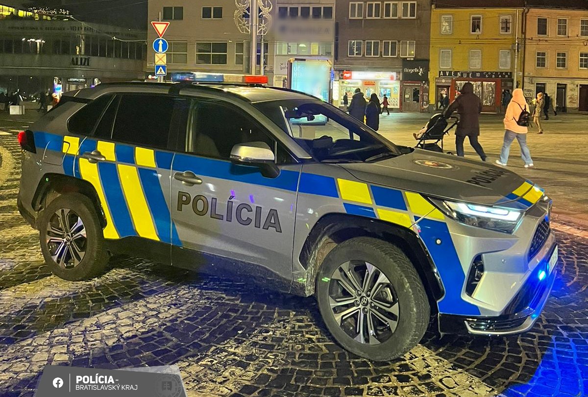 Automobil slovenských policistů. Zdroj: Polícia SR - Bratislavský kraj