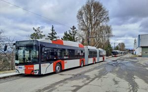 Parciální trolejbusy Škoda Solaris 24m v garáži Řepy. Foto: DPP
