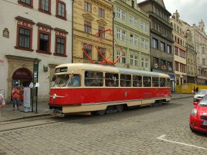 Historická tramvaj T2 na Náměstí Republiky v Plzni. Foto: Šjů / Wikimedia Commons