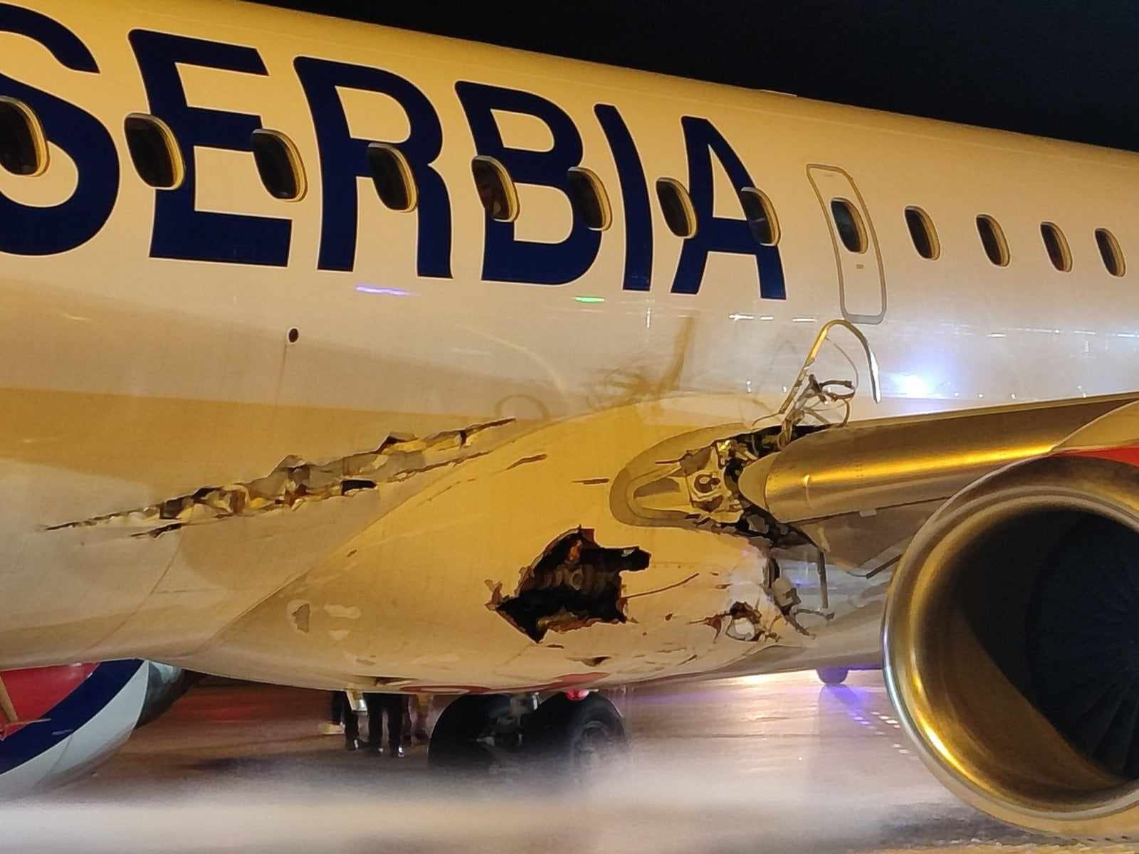 Poškozený Embraer E-195 společnosti Marathon Airlines v barvách Air Serbia po přistání v Bělehradu. Foto: Jacdec / X.com