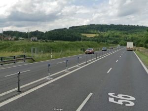 Silnice I/56 u Frýdlantu nad Ostravicí a místo, kde by mohl vzniknout nový ekodukt. Zdroj: Google Street View