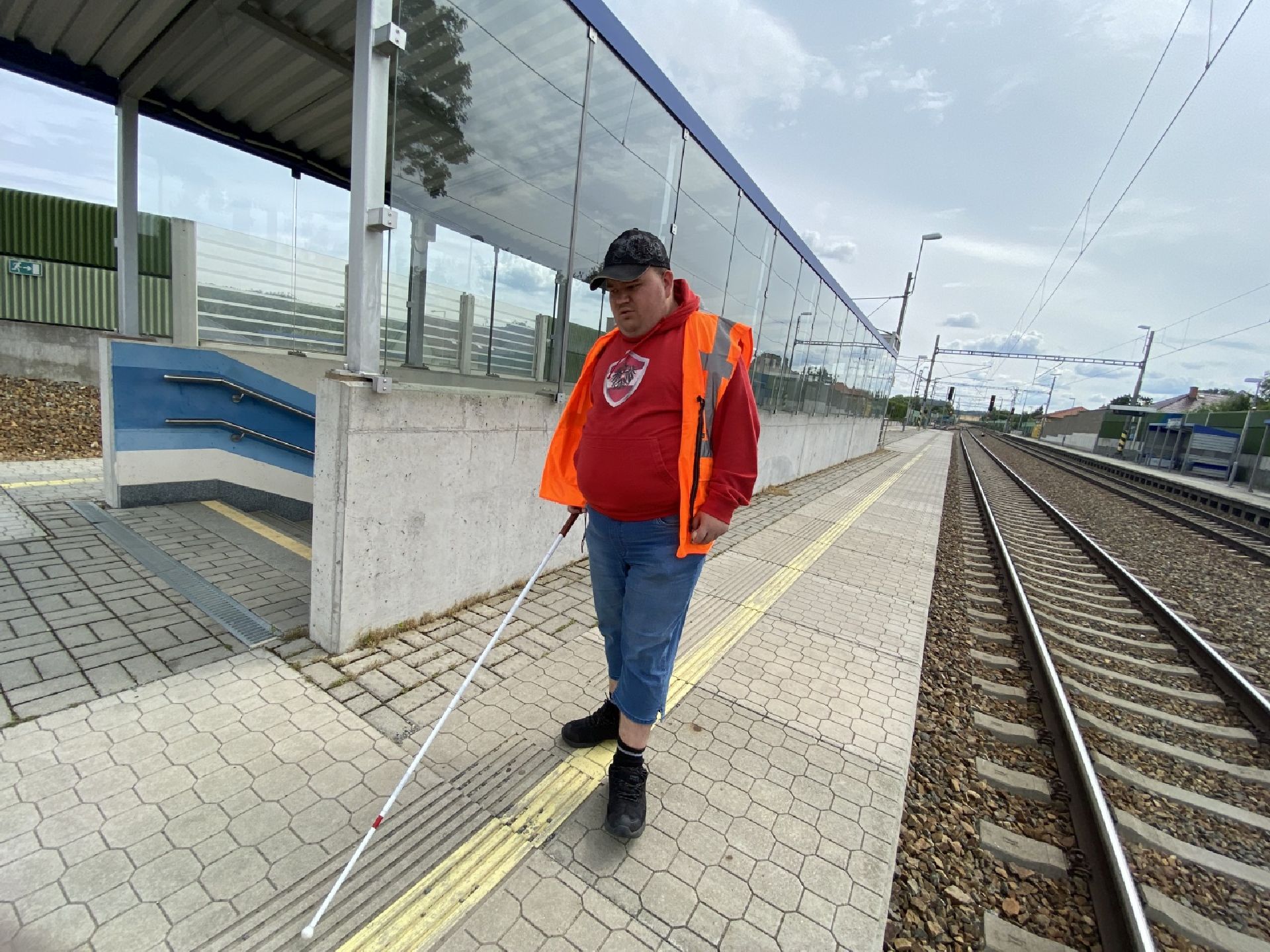 Mikuláš Kopas při kontrole přístupnosti nádraží. Foto: Správa železnic