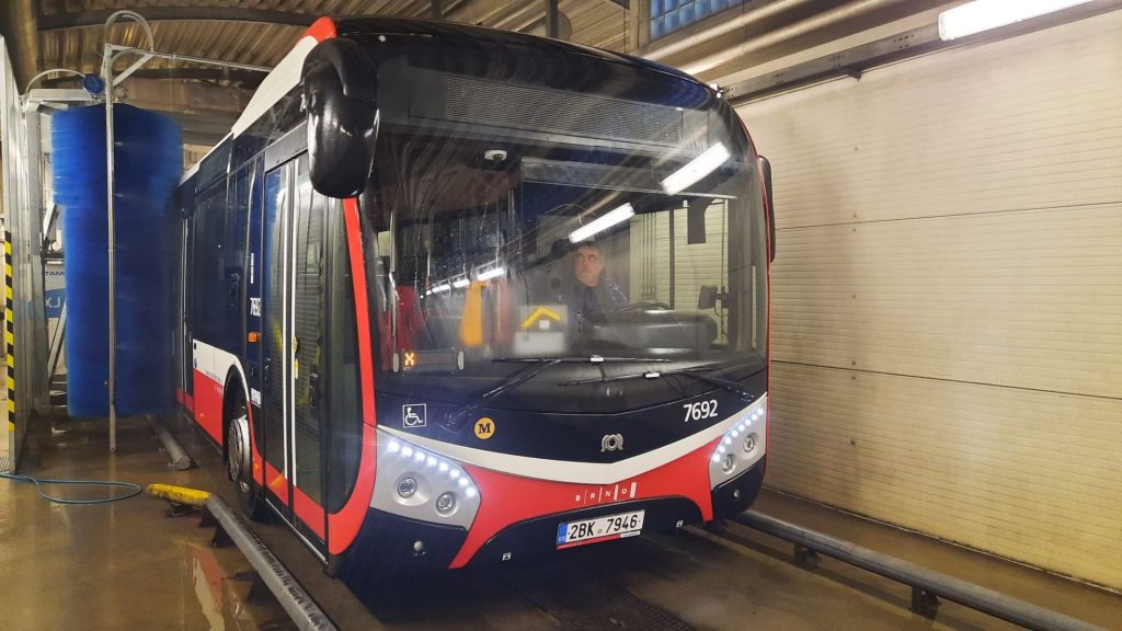 Nová autobusová myčka ve vozovně Medlánky. Pramen: DPMB