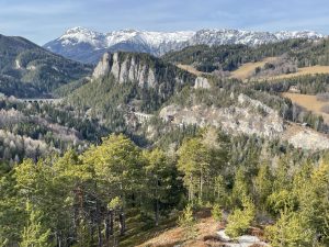 Výhled na horskou dráhu a pohoří Rax a Schneeberg z vyhlídky 20-Schilling Blick. Foto: Jan Sůra / Zdopravy.cz