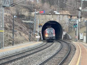 Railjet vyjíždí z tunelu do  u stanice Wolfsbergkogel. Foto: Jan Sůra / Zdopravy.cz